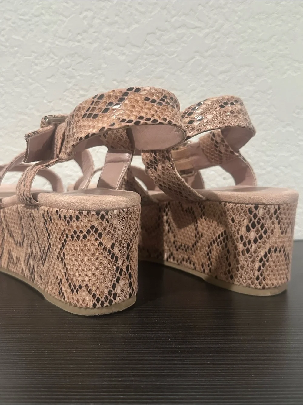 ! Qupid Snake-Print Platform Sandals in blush pink / light Tan size 8